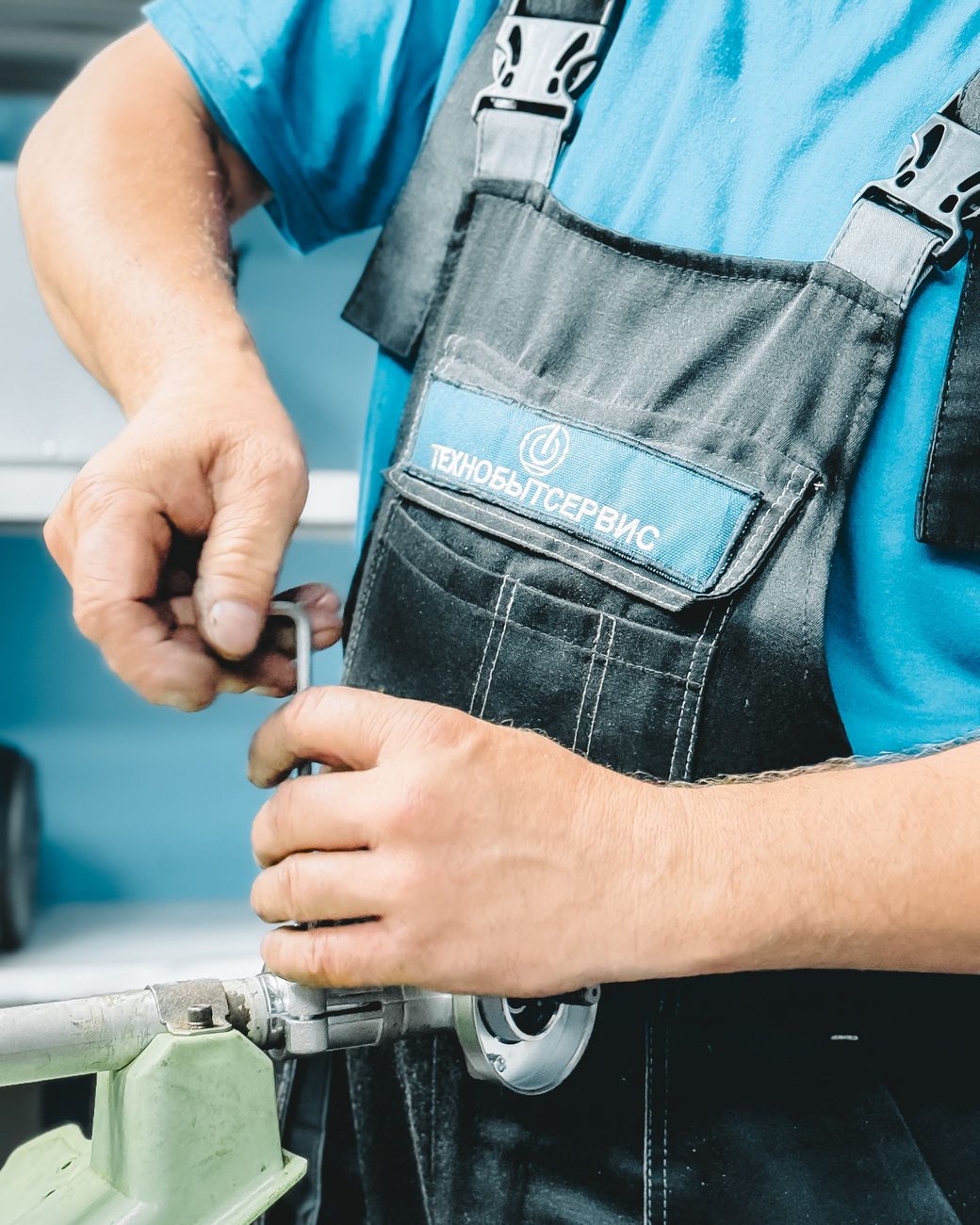 Klempner bei der Rohr-Reparatur
