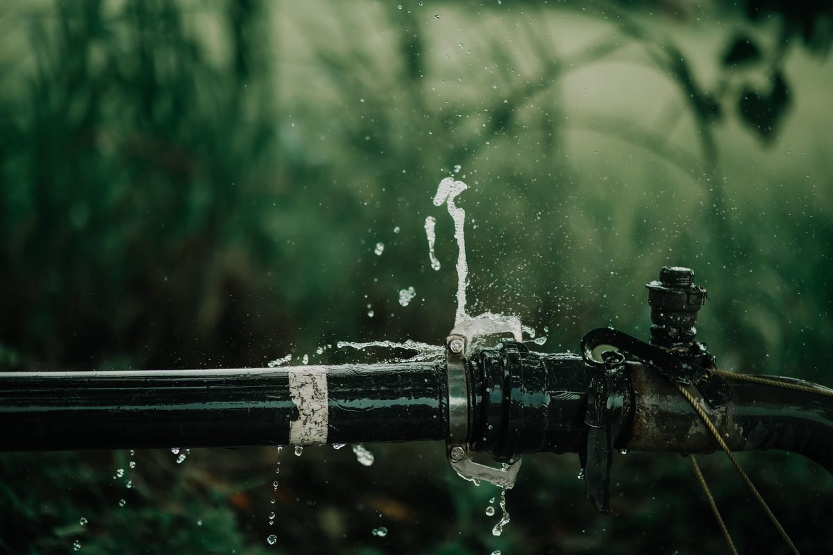 Rohrbruch: Wasser tritt aus einer defekten Leitung aus