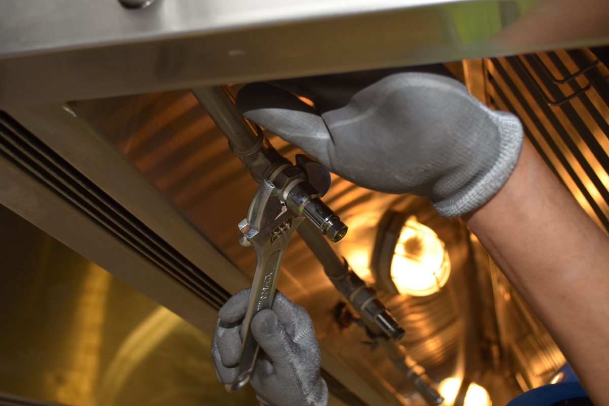 Rohrreparatur mit der Rohrzange in Nahaufnahme